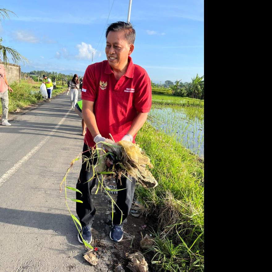 Kegiatan JUMAT BERSIH  secara rutin dilaksanakan oleh pemerintahan Desa Singapadu Kaler 
